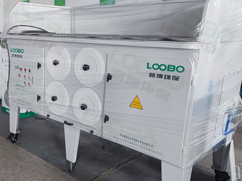 自從廠里進了這臺打磨除塵臺，來參觀的人絡(luò)繹不絕，空氣質(zhì)量都提升了